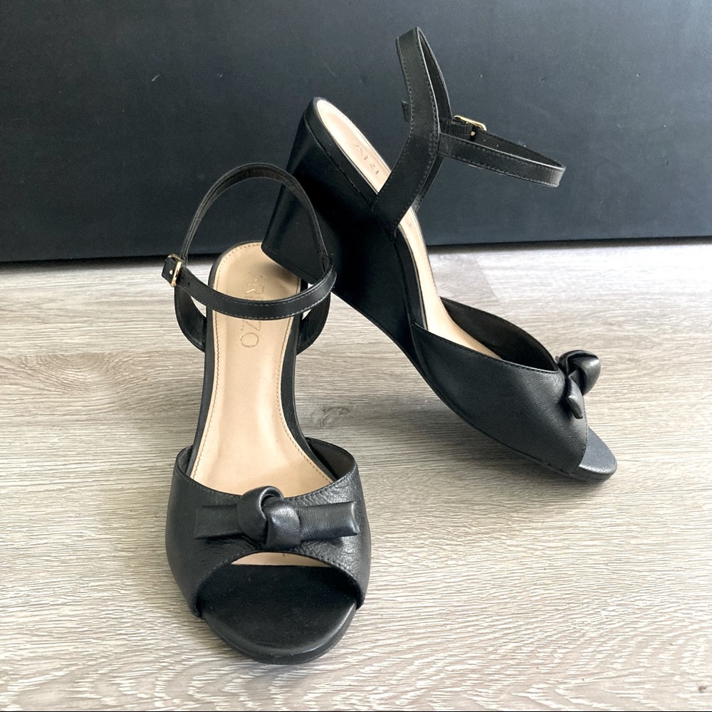 Wedge sandals w/ knot detail